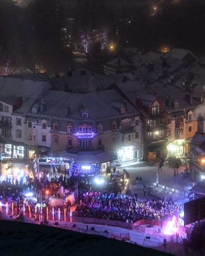 Vue aérienne d'un spectacle du 24h Tremblant la nuit.
