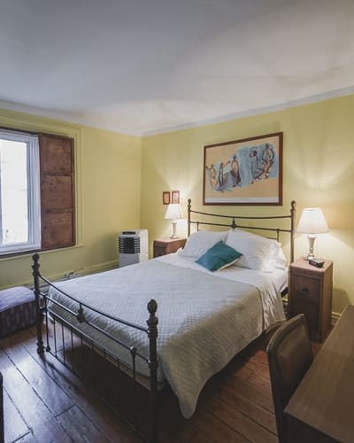 L’Auguste chambre grand lit, salle de bain partagée