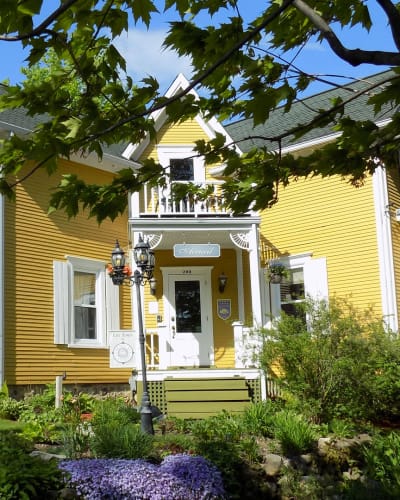 Yellow exterior of the À l'Ancestrale B&B.