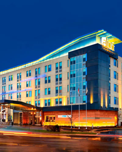 Aloft Montréal Airport - Extérieur illuminé de l'hôtel en soirée