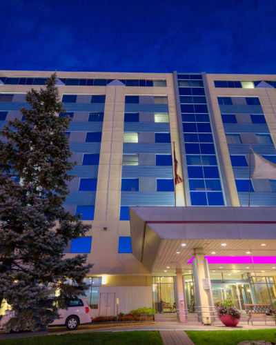 Armon Plaza Montreal Airpt, Trademark Collection by Wyndham - Extérieur de l'hôtel la nuit