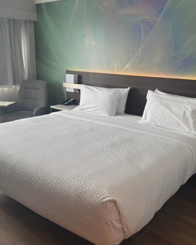 Armon Plaza Montreal Airpt, Trademark Collection by Wyndham - Bedroom