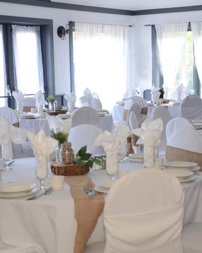 Dining room at the Au Gré des Saisons sugar shack.