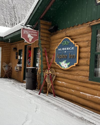 L'Auberge Alpine Inn en hiver.
