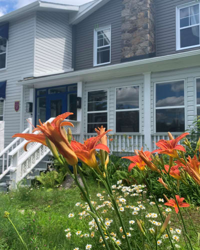 Auberge Le Clos-Joli - Exterior of the inn, with flowers