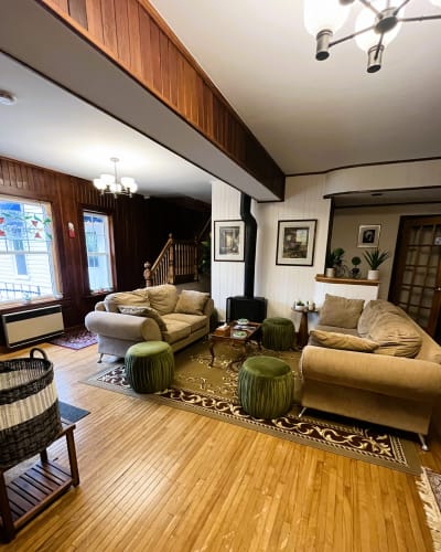 Auberge Le Clos-Joli - Small lounge with fireplace