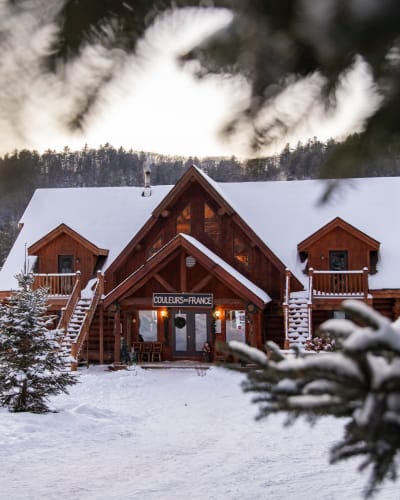 Auberge Couleurs de France in winter.