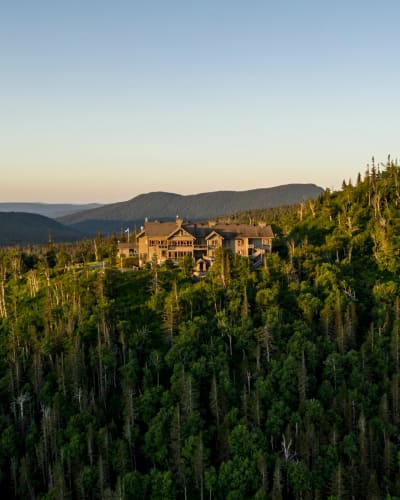 Vue aérienne de l'Auberge de montagne des Chic-Chocs.