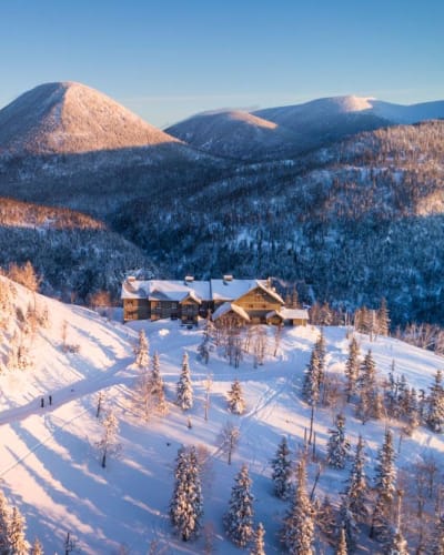 Vue aérienne de l'Auberge de montagne des Chic-Chocs en hiver.