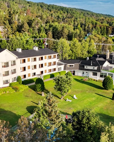 Extérieur de l'Auberge des 3 Canards l'été.