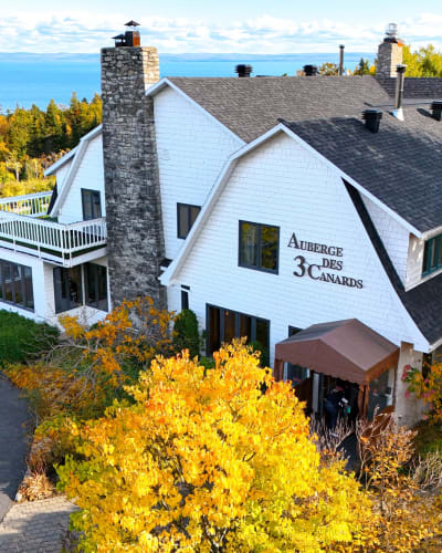 Extérieur de l'Auberge des 3 Canards en automne.