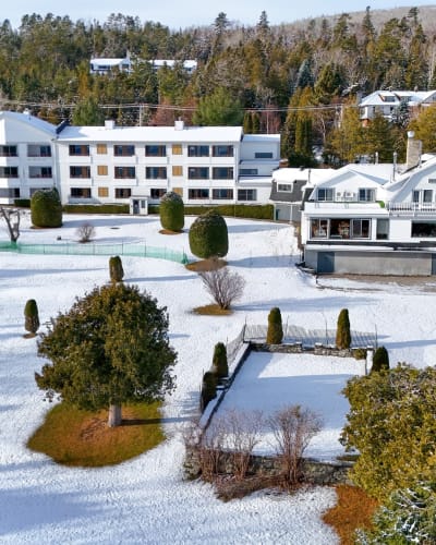 Extérieur de l'Auberge des 3 Canards en hiver.