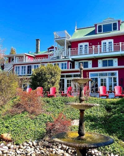 Vue arrière du bâtiment de l'Auberge du Mange Grenouille.