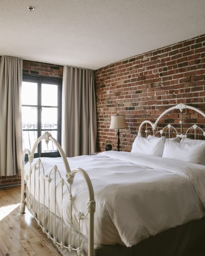 Auberge du Vieux-Port - Bedroom with brick wall