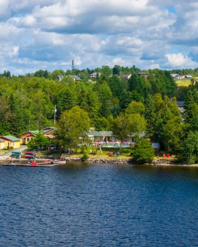 Vue aérienne de l'Auberge et Chalets sur le Lac.