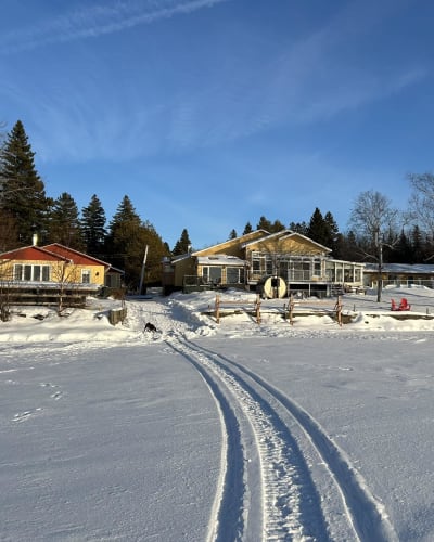 L'Auberge et Chalets sur le Lac en hiver.