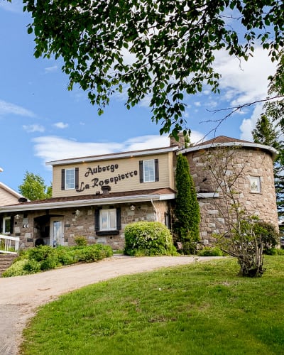 Facade of the Auberge La Rosepierre in summer.