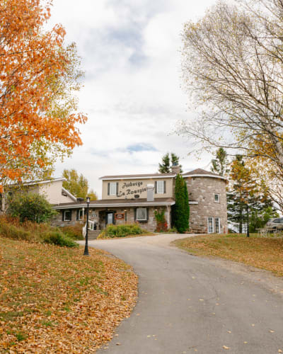 Facade of the Auberge La Rosepierre in autumn.
