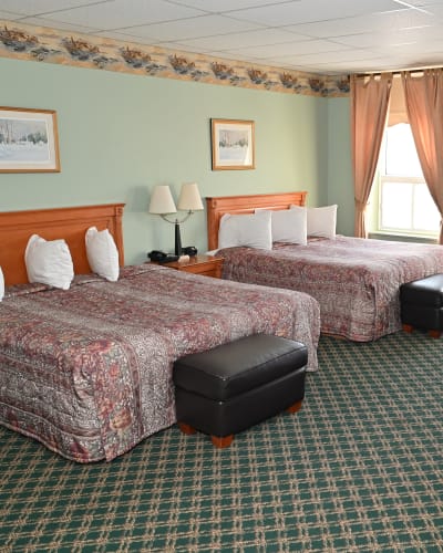 Chambre avec deux lits à l'Auberge Montebello.