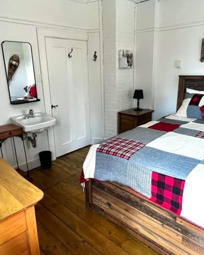 A bedroom at the Auberge musicale Pour un Instant.