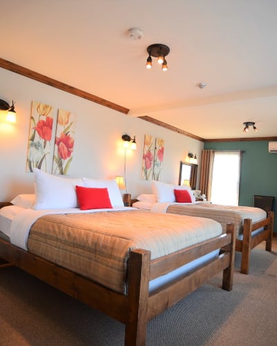 Room with two beds at Auberge Océane.