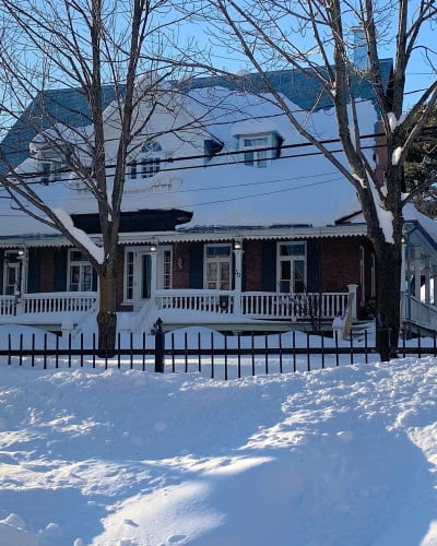 Aux Petits Oiseaux - Facade of the building in winter