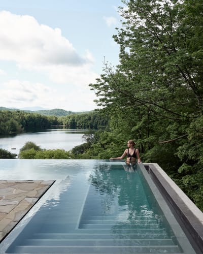Femme dans un spa. 