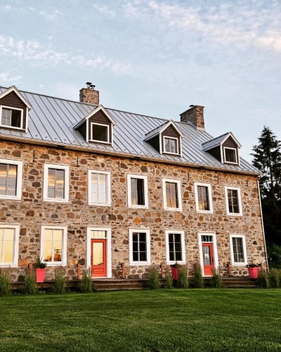Facade of the Le Canadien B&B building.