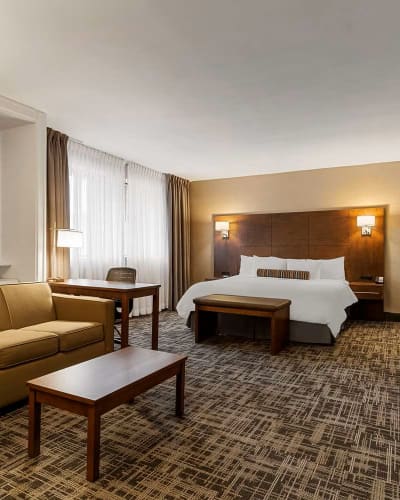 Best Western Ville-Marie Montreal Hotel & Suites - Suite with a bed and a sofa