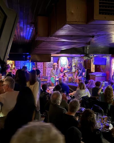 Salle à manger et spectacle sur scène.