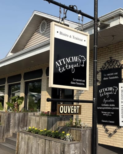Façade du restaurant en été.