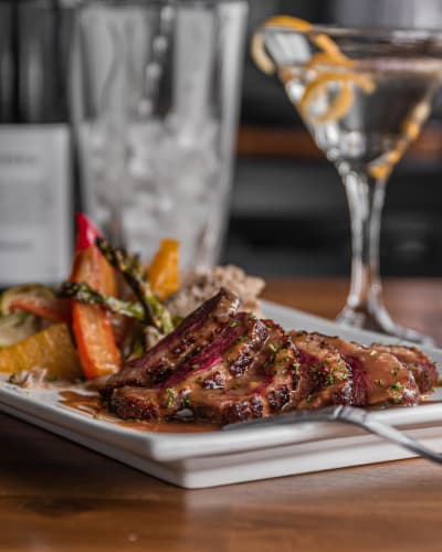 Plat de viande au Bistro Local 245.