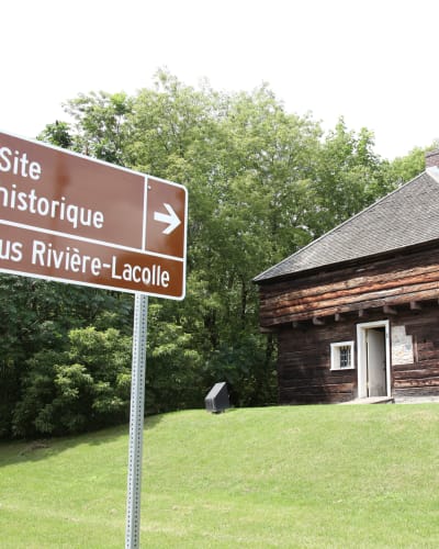 Blockhaus Rivière-Lacolle in summer.