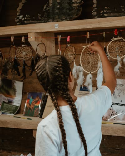 2 women shopping à la Boutique d'art autochtone Matuweskewin.