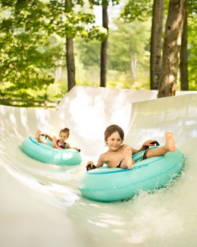 Enfants sur tube dans une glissade d'eau.