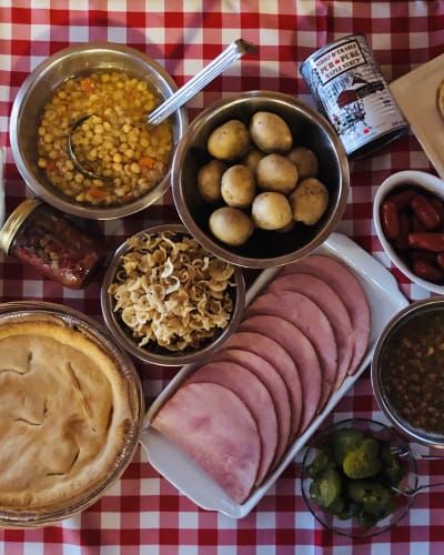 Repas de cabane à sucre au Relais des Pins.