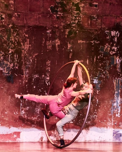 Cabaret Carmagnole - Constance Dansart et Margot Bullmann, roue Cyr, au cabaret-bénéfice 2024 de Carmagnole, EnvagiNATION.