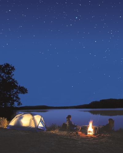 Une tente illuminée la nuit au camping du Parc national d'Aiguebelle.