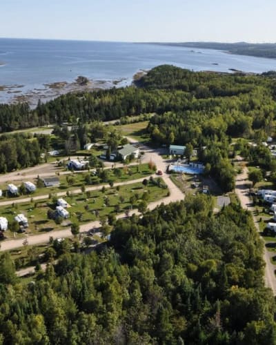 Vue aérienne du camping et bord de mer.