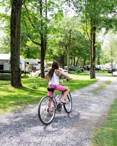 Une fille sur un vélo au Camping Caravelle.