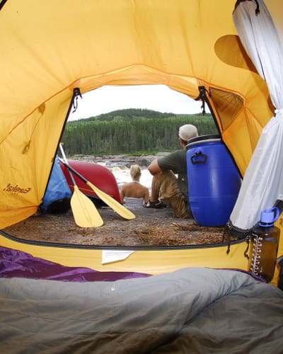 Un couple en canot-camping à la Réserve faunique Ashuapmushuan.