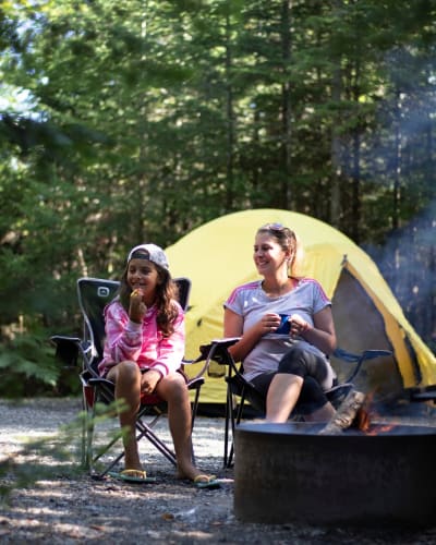 Une femme et une fille en camping au Parc national de Frontenac.