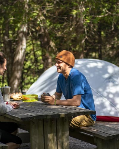 Un homme et une femme en camping au Parc national de la Gaspésie.