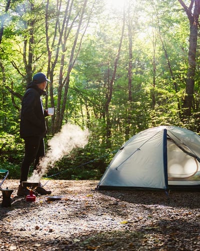 Un homme fait du camping au Parc national de la Jacques-Cartier.