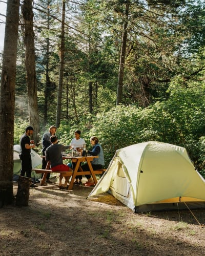 Des amis en camping au parc national des Hautes-Gorges-de-la-Rivière-Malbaie.