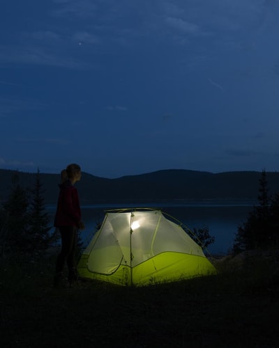 Tente verte illuminée la nuit au Camping du parc national du Fjord-du-Saguenay.