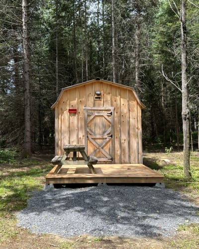 Prêt-à-camper en forme de grange en été. 