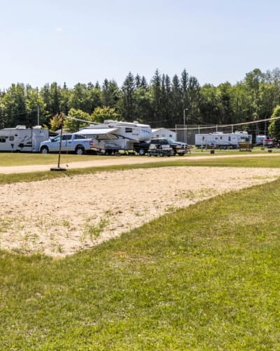 Camping Oiseau Bleu - sand volleyball court