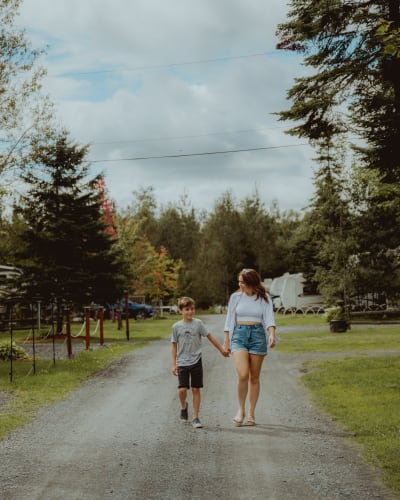 Une mère et son enfant au Camping Mystic, secteur Saint-René.