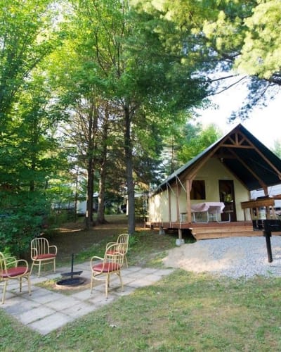 Glamping tents and ready-to-camp.